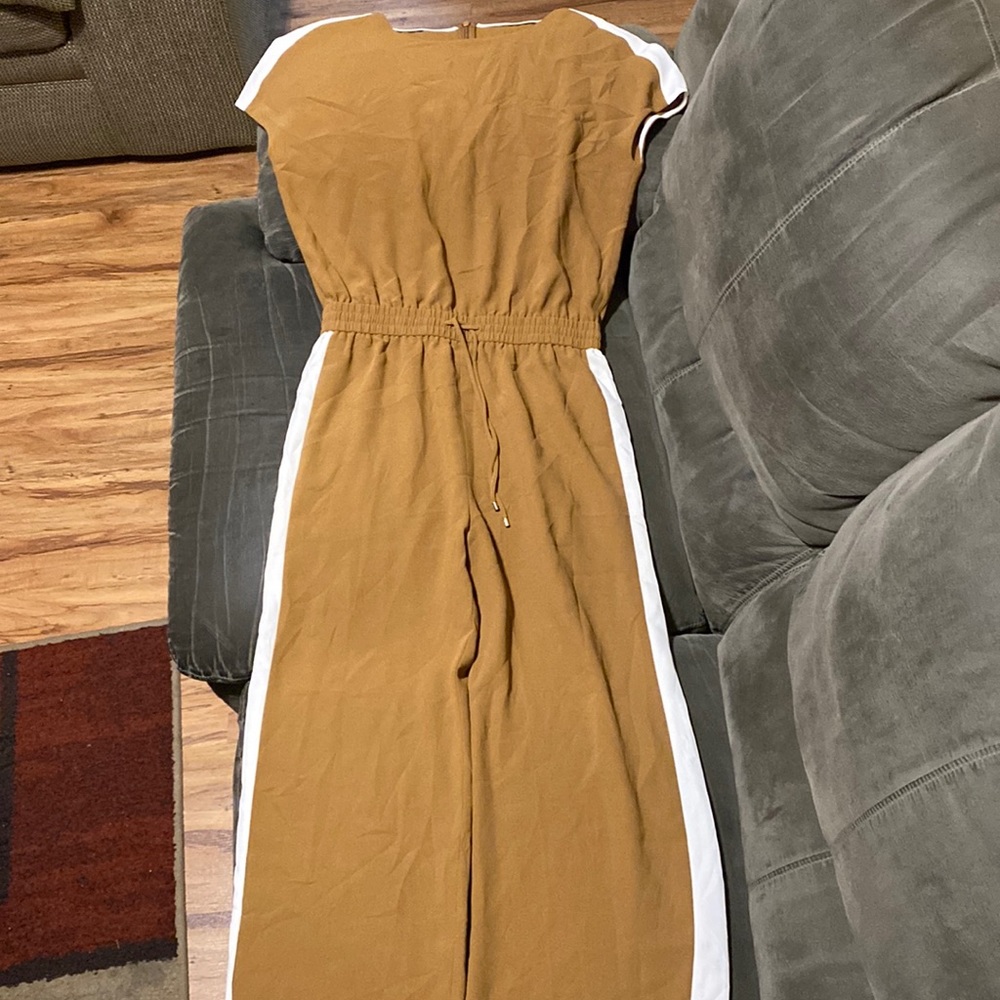 Jumpsuit fits to medium up to large